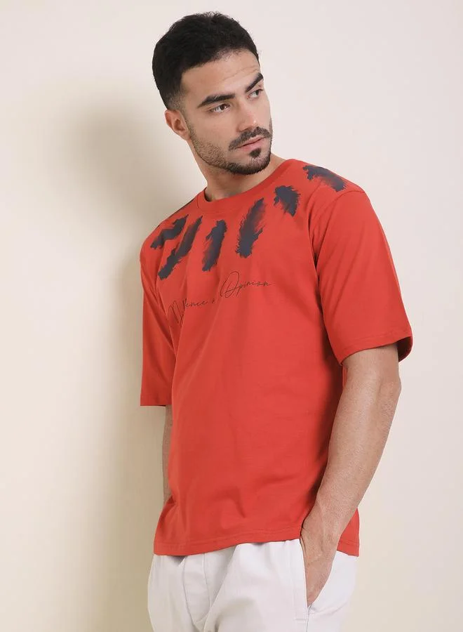 ديفيرينس أوف أوبينيون تيشيرت مطبع بياقة دائرية وقصة واسعة للرجال